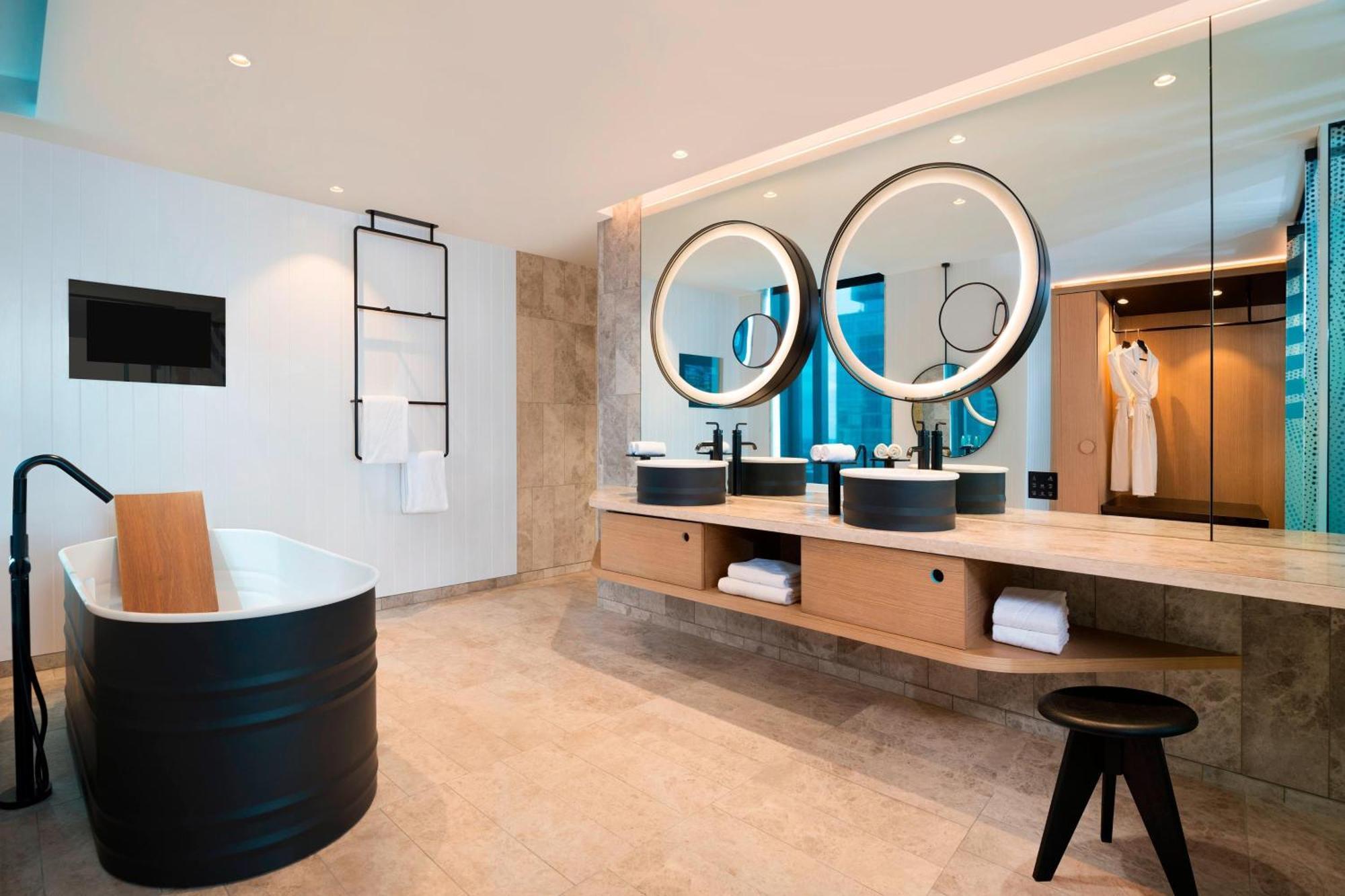 Отель W Брисбен Экстерьер фото Bathroom